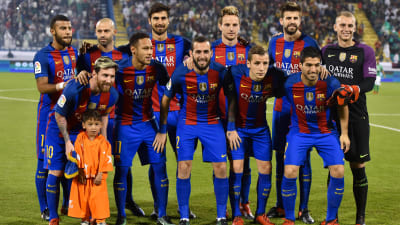 Barcelona på lagfoto tillsammans med den afghanska pojken Murtaza Ahmadi.
