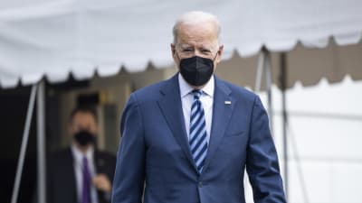 Yhdysvaltain presidentti Joe Biden kävelee ulkona.