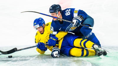 Harri Pesonen ligger på en motståndare.