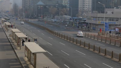 Gatorna i huvudstaden Peking är ovanligt tomma eftersom staden i likhet med många andra har infört stränga restriktioner i kollektivtrafiken under nyårshelgen