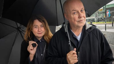 Kristina Lindström och Kristian Petri poserar under varsitt paraply.