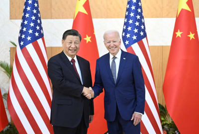 Kinas president Xi Jinping och USA:s president Joe Biden skakar hand vid ett möte i november år 2022 i anslutning till G20 mötet i Bali.