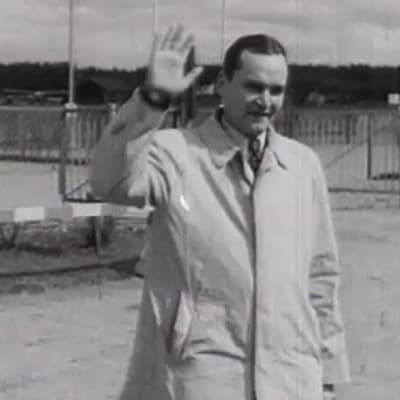 Bob Hopen kaksoisolento Malmin lentokentällä 1952.