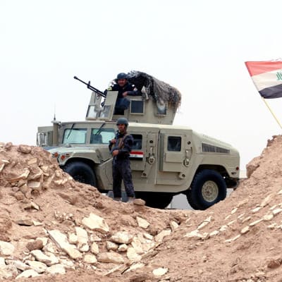 Irakilaissotilaat vartioimassa tukikohtaa lähellä Ramadin kaupunkia.