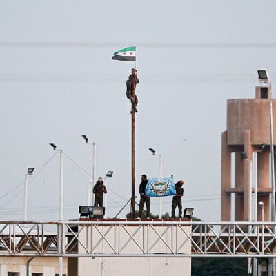 Syyrian armeijan joukot nostavat lippua salkoon Tel Abyadissa.