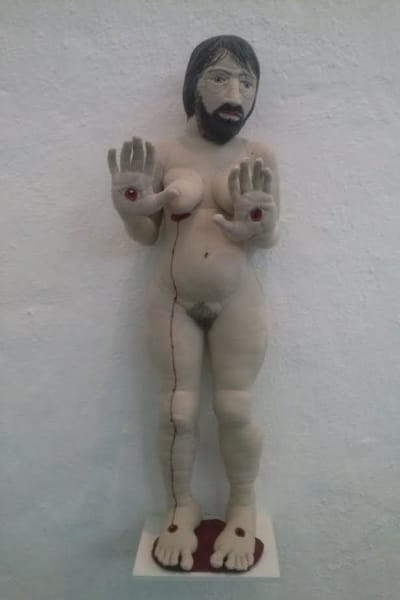 Smärtomannen ll, tygskulptur av Pauliina Turakka Purhonen