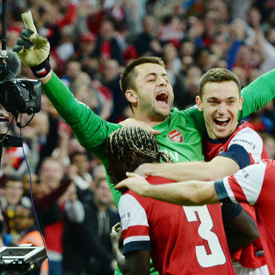 Arsenalin pelaajat juhlivat voittoa.