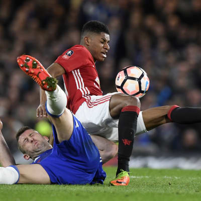 Chelsean Gary Cahill ja ManU:n Marcus Rashford FA cupin ottelussa.