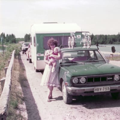 Kesällä 1983 Datsun kuljetti Soinin perheen lastenrattaineen ja asuntovaunuineen perille. Kuvassa perhe Manamansalon lossin odotuspaikalla.