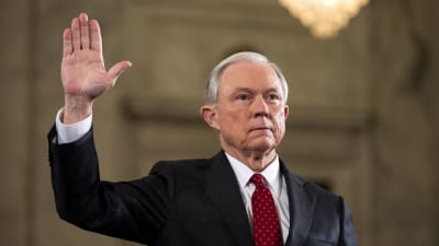 Jeff Sessions förbereder sig för sitt hörande i samband med att han ska sväras in som minister.