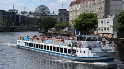En båt med turister på sightseeing på floden Spree i Berlin