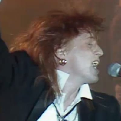 Tommi Läntinen laulaa Elmujen liiton itsenäisyyspäivän juhlassa Helsingin jäähallissa 1987.