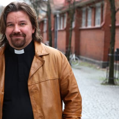 Pastori Kari Kanala seisoo kadulla Turun keskustassa.