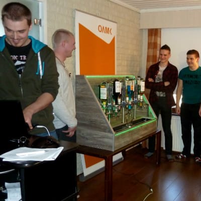 Oulun ammattikorkeakoulun opiskelijat esittelevät rakentamaansa Juomaatti-drinkkirobottia.