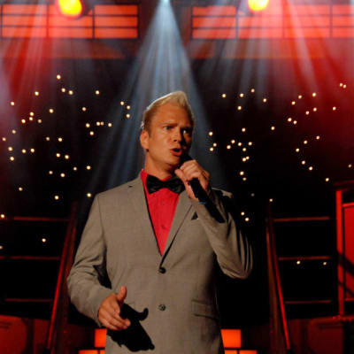 Mikko Mäkeläinen laulaa.