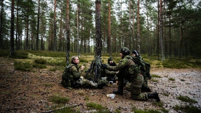 Simone Åbacka fotograferade kvinnliga beväringar för sitt examensarbete i fotografi.