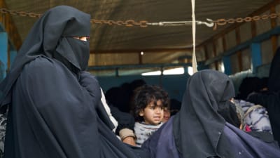 Kvinna med barn i al-Hol.
