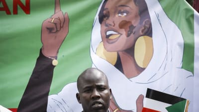 "Kvinnan i vitt", den 22 åriga Alaa Salah blev demokratins symbol i Sudan som i fjol gjorde sig av med diktatorn Omar al-Bashir.