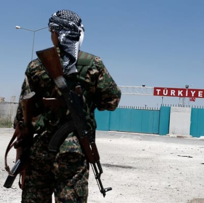 YPG-soldat vid gränsövergången Tel al-Abyad i Syrien den 23 juni 2015.