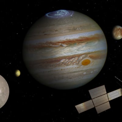 Piirroskuva Jupiterista, sen neljästä suuresta kuusta ja niitä lähestyvästä luotaimesta, jolla on suuret aurinkopaneelisiivet