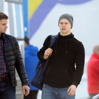Aleksander Barkov jr. ja Olli Määttä lentokentällä.