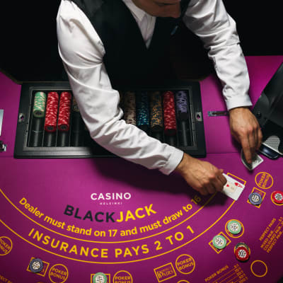 En croupier vid ett blackjackbord.