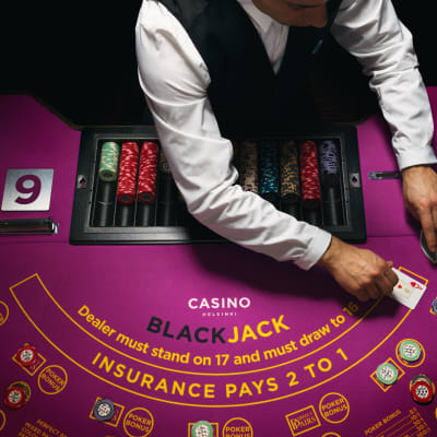 En croupier vid ett blackjackbord.