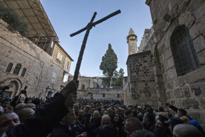 Pilgrimer och församlingsmedlemmar protesterar mot israeliska myndigheter utanför den Heliga gravens kyrka i Gamla staden i Jerusalem