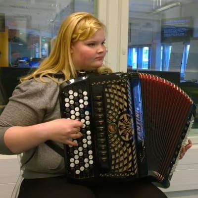 Ella Elomäki soittaa haitaria Yle Satakunnan studiossa