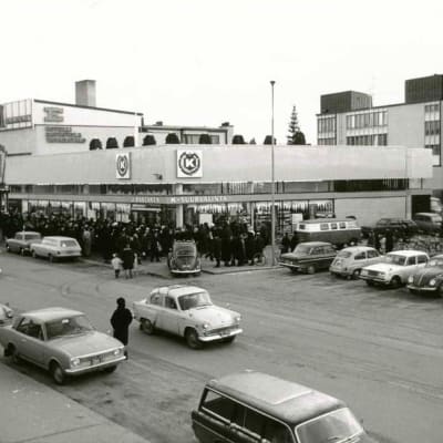 Perhelän kauppakortteli kukoisti Järvenpään keskustassa 1960-luvulla.