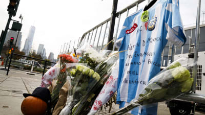 Sörjande har lagt ut blommor vid cykelvägen i New York där terrordådet inträffade 