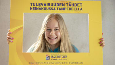 Saga Andersson med U20-VM-skylt.
