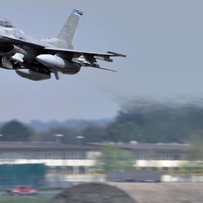 Yhdysvaltain F16-hävittäjä nousee ilmaan Spangdahlemin lentotukikohdasta.