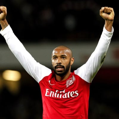 Arsenalin Thierry Henry tuulettaa kädet pystyssä.