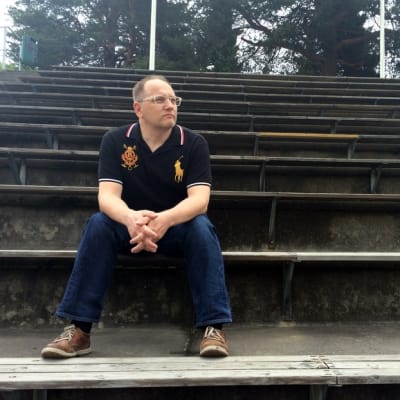Liikuntasosiologi Harri Heinonen jalkapallokatsomossa.