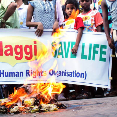 Mielenosoittajat polttivat Nestlen Maggi-nuudeleita Kalkutassa, Intiassa 4. kesäkuuta.