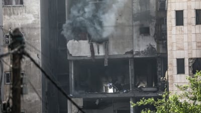 Rök stiger upp från en byggnad efter israeliska flygangrepp i Gaza City den 5 augusti 2022.  