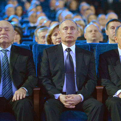 Venäjän presidentti Vladimir Putinin oikealla puolella kuvassa istuva turvallisuuspalvelun johtaja Aleksandr Bortnikov on yksi EU:n pakotelistalle asettamista venäläisistä. 
