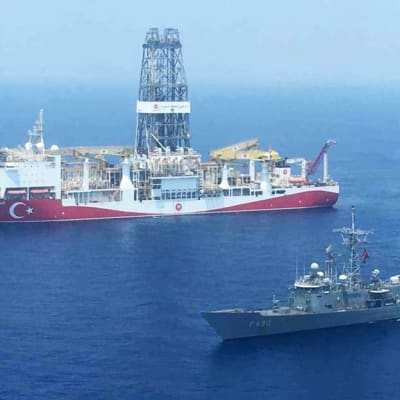 Turkin laivaston alus öljymporausaluksen rinnalla Kyproksen vesillä.