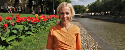 Liliane Kjellman, direktör för den svenska servicen inom sektorn för fostran och undervisning i Åbo, vid åkanten i Åbo. I bakgrunden syns röda blommor.