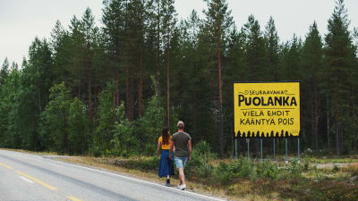 Puolanka tiekyltti tekstillä "Seuraavana Puolanka - vielä ehdit kääntyä pois".