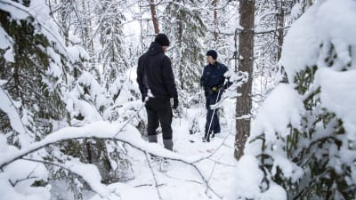 Tobias Peura och Kimmo Örn från Vargpatrullen ute i skogen.