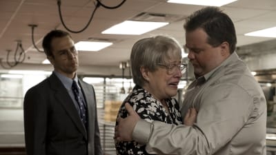 Watson Bryant (Sam Rockwell) ser bekymrad ut då Bobi Jewell (Kathy Bates) gråter och Richard Jewell (Paul Walter Hauser) håller om henne.