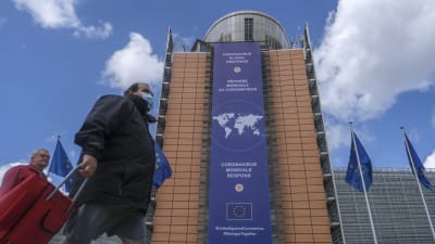 Stora lakan om den "Globala responsen mot coronaviruset" har hängts utanför EU-högkvarteret i Bryssel. 