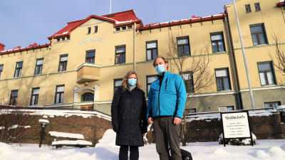 Ann-Christin Elmvik och Kalle Ojanen står framför Barkbackens servicehus. 