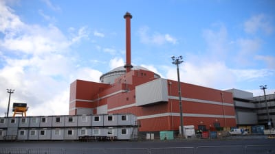 Kärnkraftverket Olkiluoto 3:s röda reaktorbyggnad fotograferad utifrån. 