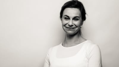 Vaaleaan puseroon pukeutunut nainen hymyilee kameralla. Anu Laitila on Turun uusi kulttuurijohtaja.