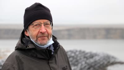 Lokalpolitikern Martin Kühne på stranden till den blivande sjön