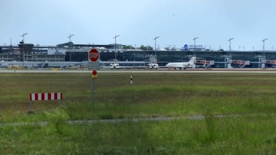 Vid flygfältet i Nürnberg står endast några flygplan parkerade då trafiken står still på grund av coronaviruset