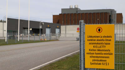 Bild från porten till Åbo fängelse med en gul skylt till vänster där det står att obehöriga inte har tillträde. 